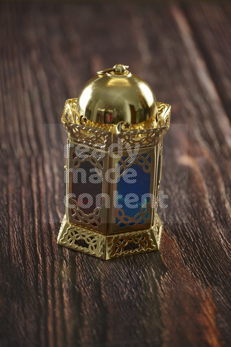 فانوس موضوع علي خلفية خشبية