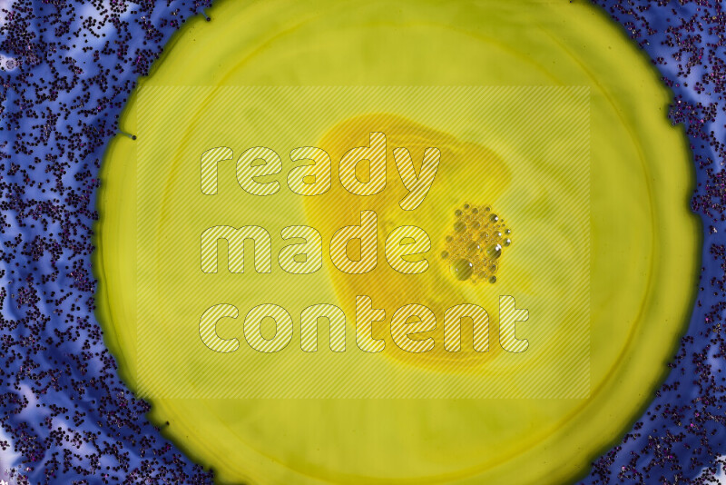 لقطة مقربة لبريق أرجواني متلألئ منتشر على خلفية من اللون الأزرق والأصفر في حركات دائرية