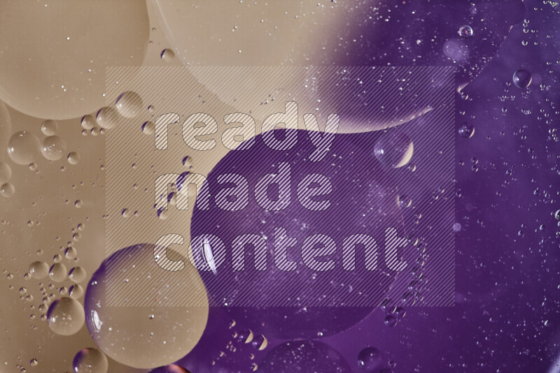 لقطات مقربة لفقاعات من الزيت على سطح الماء باللون الأرجواني والبني