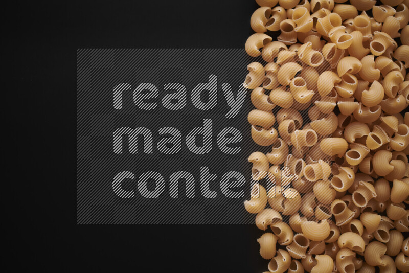 أنواع مختلفة من المعكرونة علي خلفية سوداء