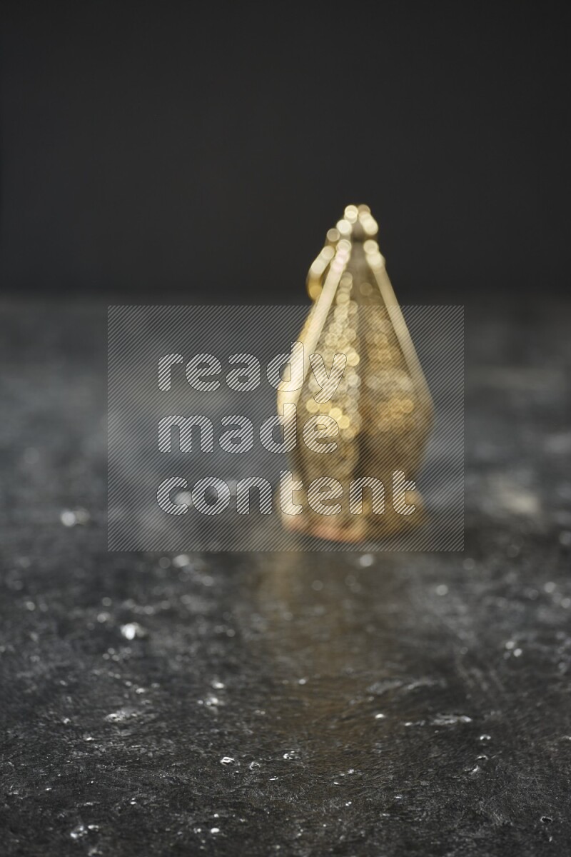 فانوس خارج إطار التركيز موضوع علي خلفية سوداء