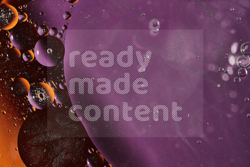 لقطات مقربة لفقاعات من الزيت على سطح الماء باللون البرتقالي والأرجواني