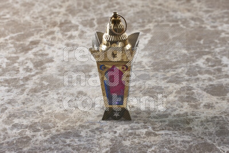 فانوس موضوع علي خلفية بيج من الرخام