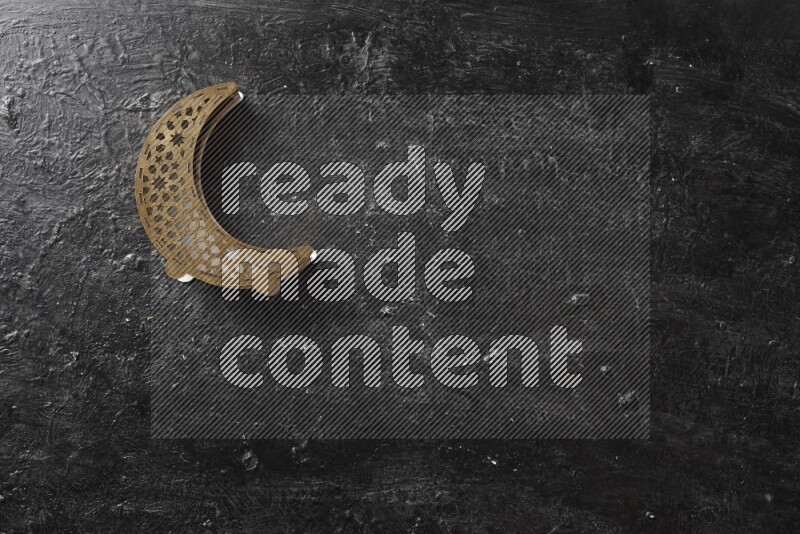 مكسرات في وعاء خشبي مع فانوس خشبي علي خلفية سوداء