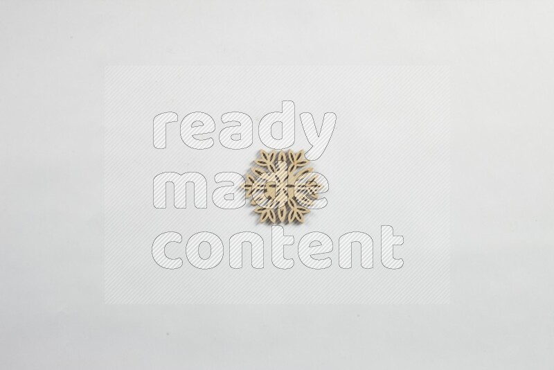 قواعد أكواب خشبية مصنوعة يدويًا على خلفية بيضاء