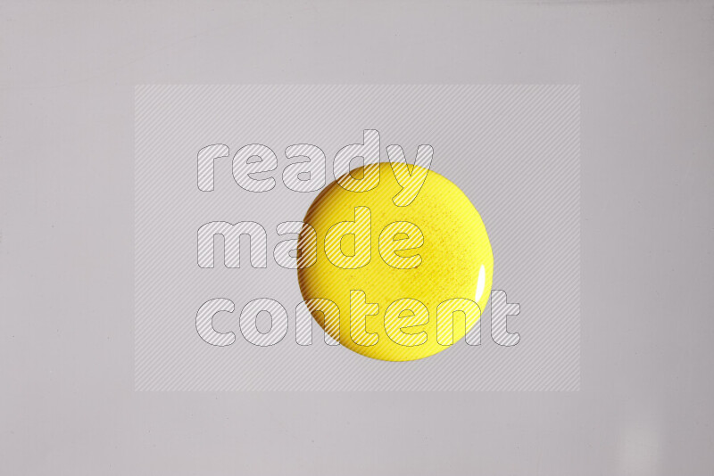 لقطات مقربة لألوان متنوعة تمتزج على خلفية رمادية