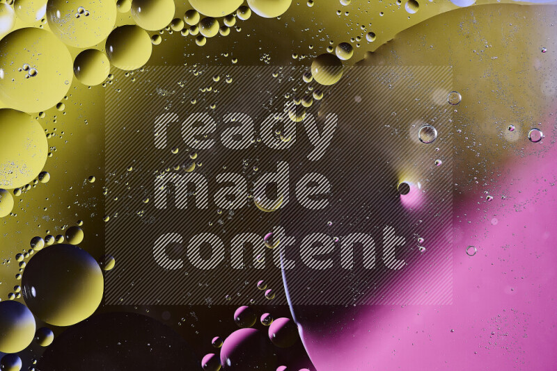 لقطات مقربة لفقاعات من الزيت على سطح الماء باللون الأصفر والوردي والأسود