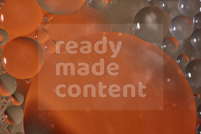 لقطات مقربة لفقاعات من الزيت على سطح الماء باللون البرتقالي والبني