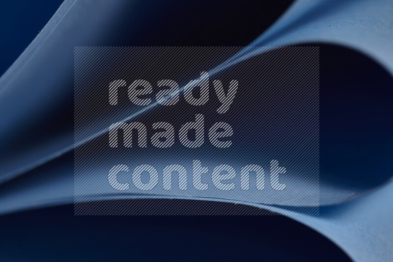 فن تجريدي يعرض المنحنيات المرتبة للأوراق باللون الأزرق