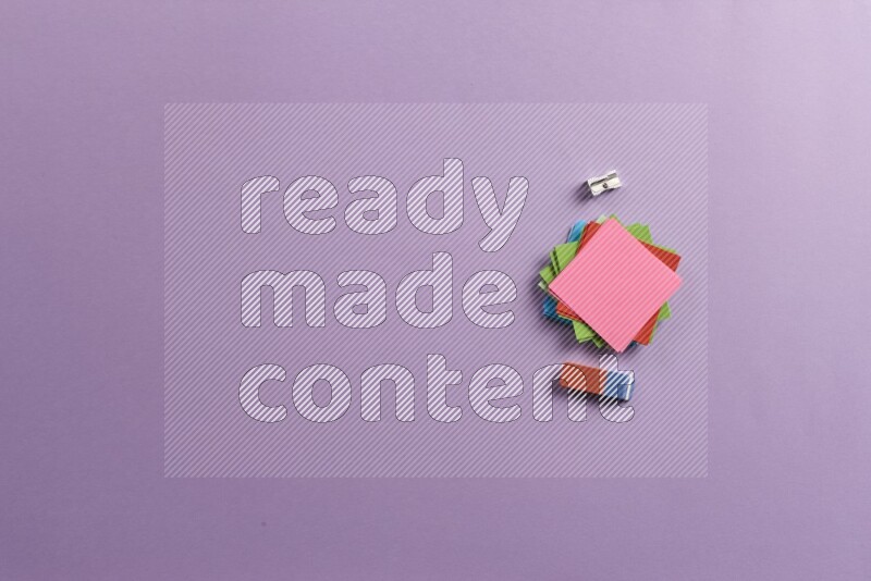 ورق ملاحظات متعدد الألوان مع مستلزمات مدرسية على خلفية أرجوانية