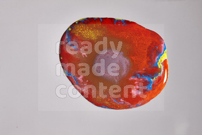 لقطات مقربة لألوان متنوعة تمتزج على خلفية رمادية