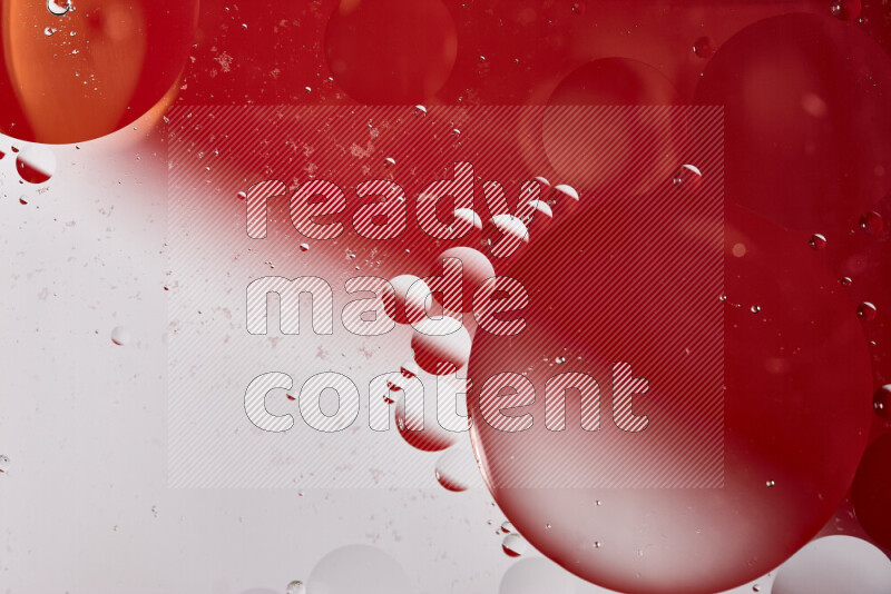 لقطات مقربة لفقاعات من الزيت على سطح الماء باللون الأبيض والأحمر