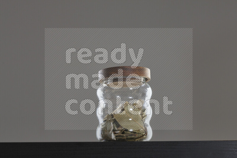 أوراق الغار في وعاء زجاجي على خلفية سوداء