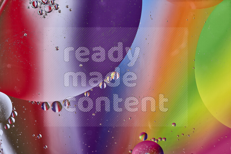 لقطات مقربة لفقاعات من الزيت على سطح الماء بألوان متنوعة