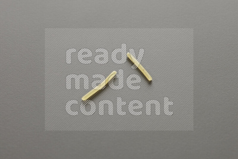 شعيرية علي خلفية رمادية