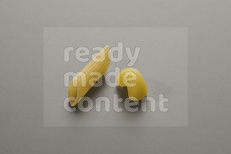 معكرونة فرن مع أنواع أخري من المعكرونة علي خلفية رمادية