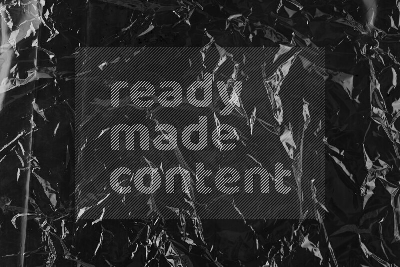 تظهر الصورة سطح من البلاستيك علي خلفية داكنة