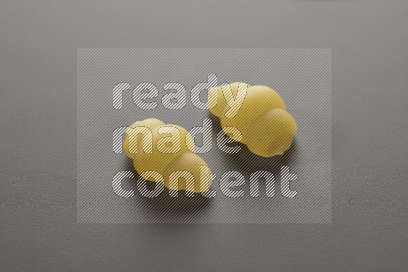 معكرونة قواقع علي خلفية رمادية