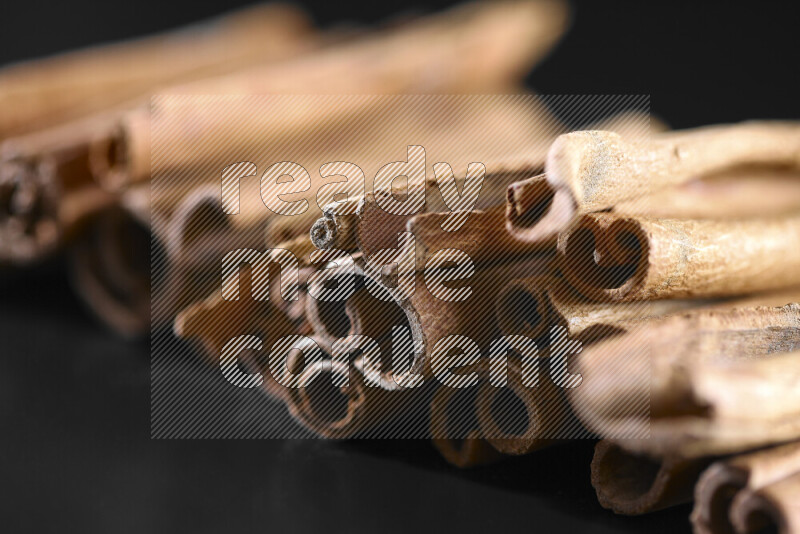 أعواد القرفة على خلفية سوداء