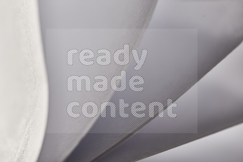 فن تجريدي يعرض المنحنيات المرتبة للأوراق باللون الرمادي