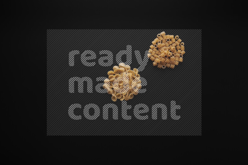 أنواع مختلفة من المعكرونة علي خلفية سوداء