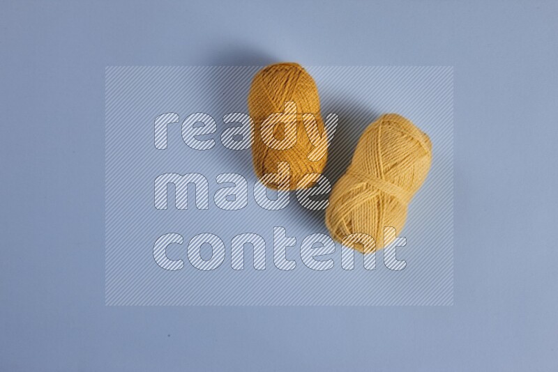 مجموعة من أدوات الخياطة والتفصيل صفراء اللون على خلفية زرقاء