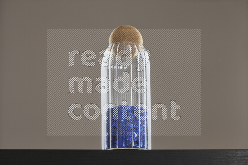 ترتر ملون في وعاء زجاجي علي خلفية سوداء