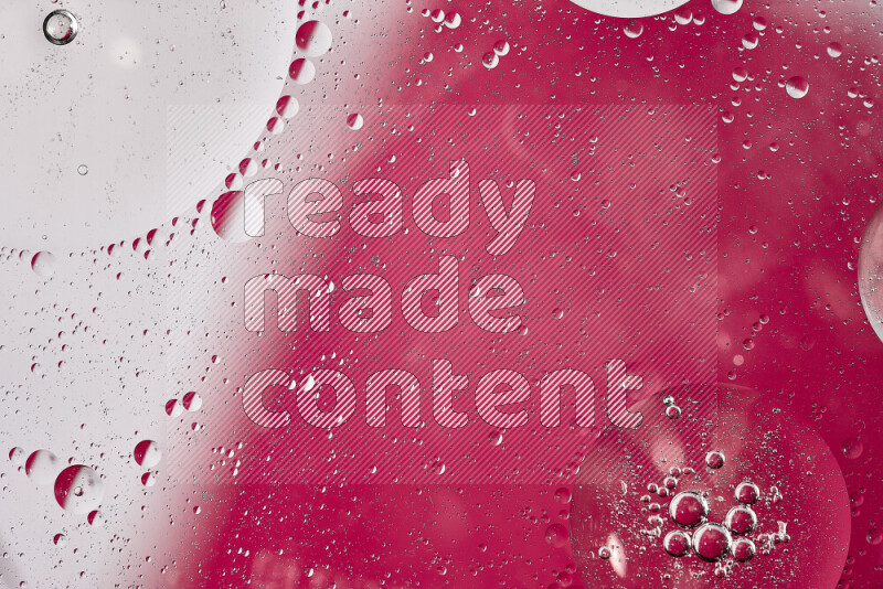 لقطات مقربة لفقاعات من الزيت على سطح الماء باللون الأبيض والوردي