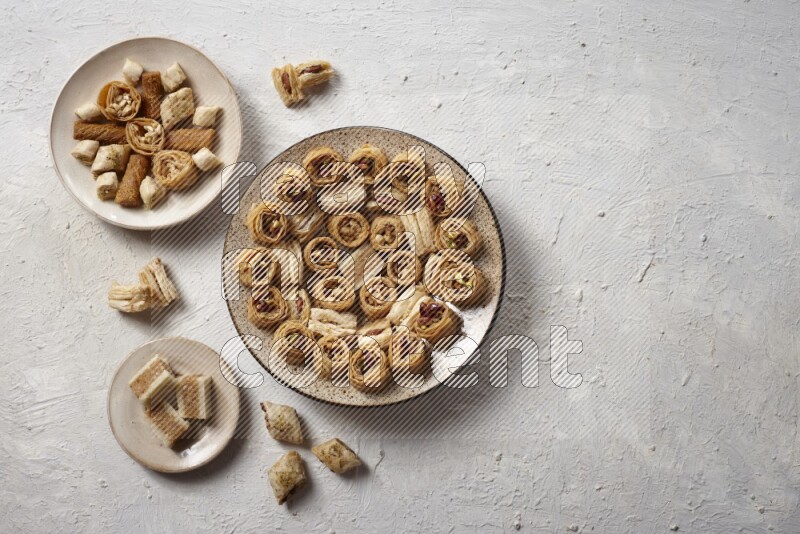 حلويات شرقية في اطباق فخارية