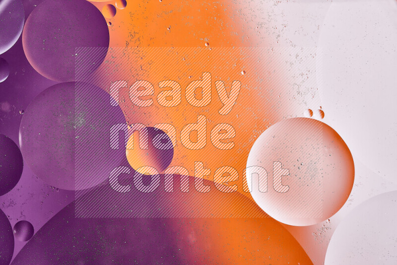 لقطات مقربة لفقاعات من الزيت على سطح الماء باللون الأبيض والبرتقالي والأرجواني