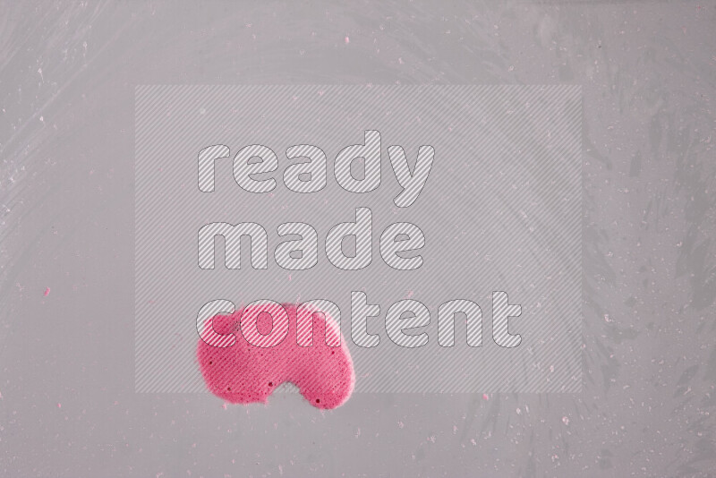 تلتقط الصورة تناثرا للطلاء الوردي علي خلفية بيضاء