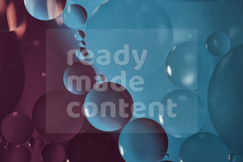 لقطات مقربة لفقاعات من الزيت على سطح الماء باللون الأزرق والأرجواني