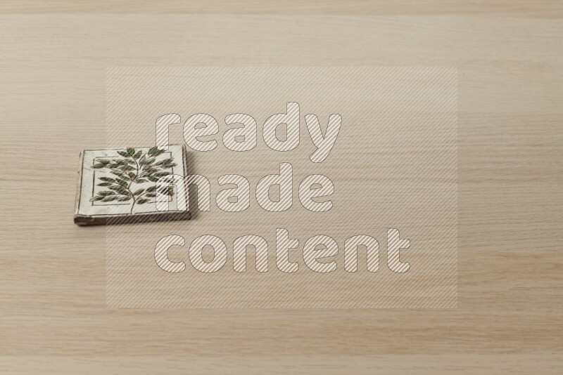 قواعد أكواب مزخرفة على خلفية خشبية فاتحة