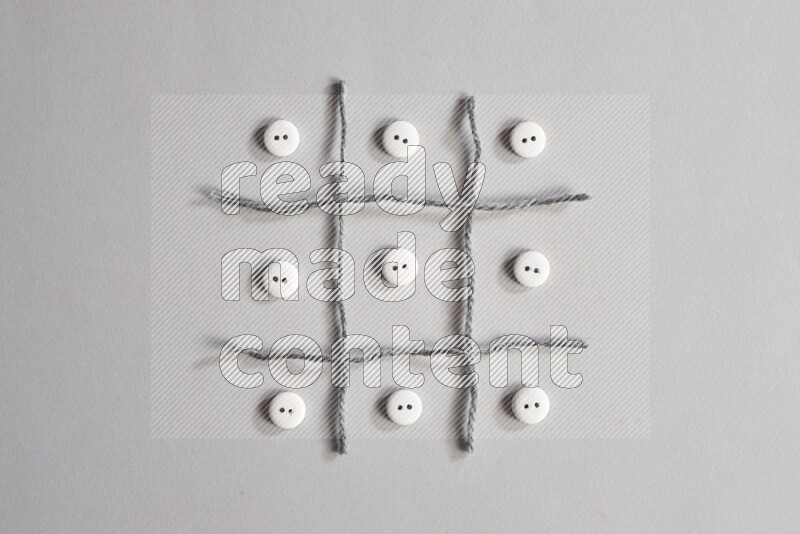 أزرار بيضاء موضوعة علي خلفية رمادية