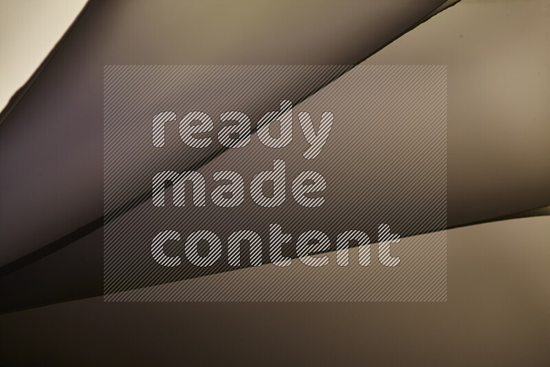 فن تجريدي يعرض منحنيات مع تدرجات الألوان الدافئة والباردة مكونه بضوء ملون