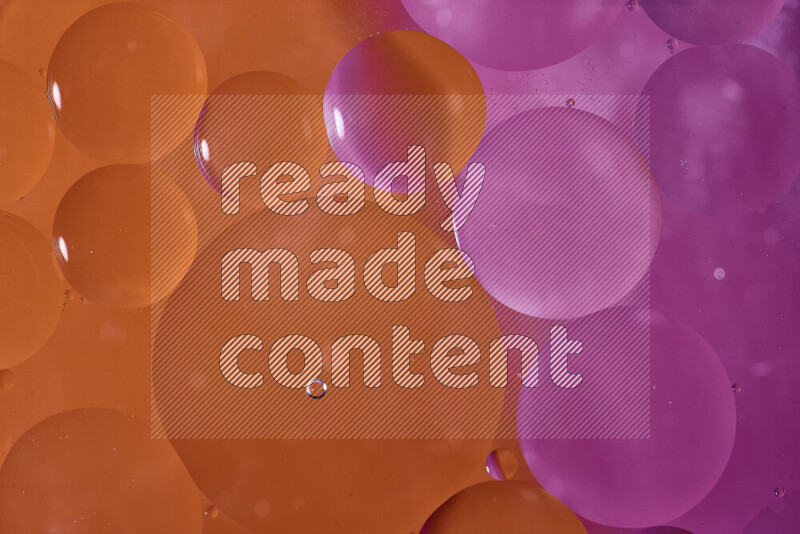 لقطات مقربة لفقاعات من الزيت على سطح الماء باللون البرتقالي والوردي