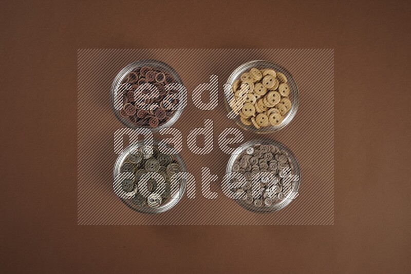 مجموعة من أدوات الخياطة والتفصيل بنية اللون على خلفية بنية