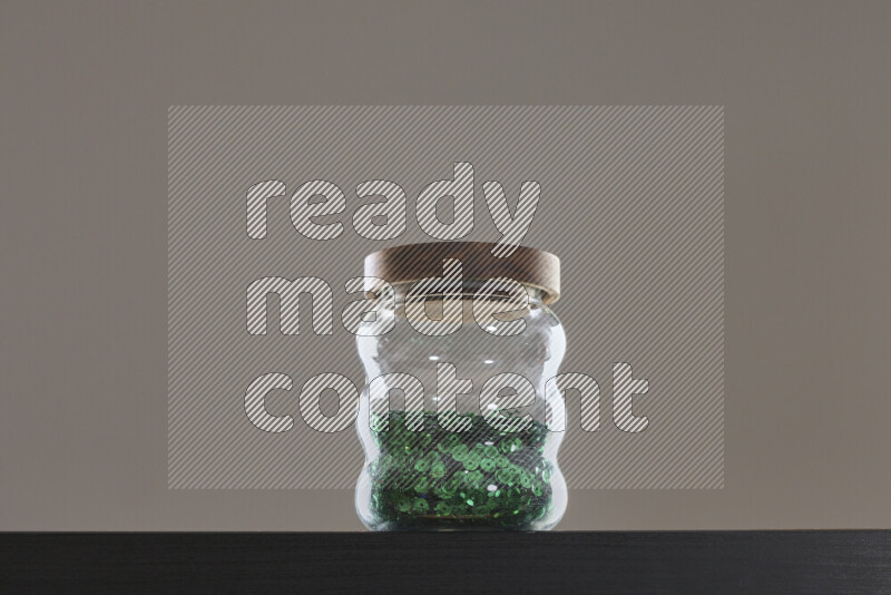 ترتر ملون في وعاء زجاجي علي خلفية سوداء