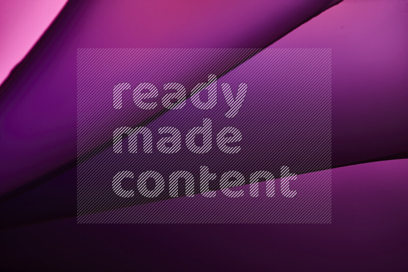 فن تجريدي يعرض منحنيات مع تدرجات الألوان الدافئة والباردة مكونه بضوء ملون