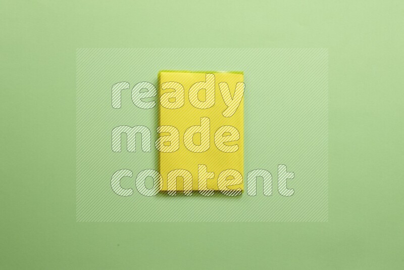 دفاتر ملاحظات متعددة الألوان علي خلفية خضراء