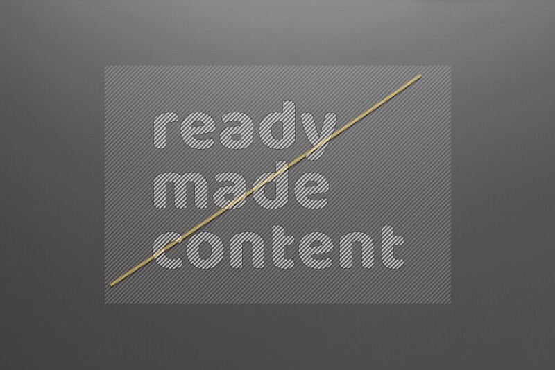 معكرونة إسباجيتي علي خلفية رمادية