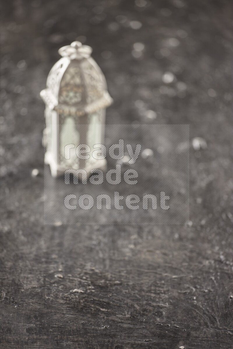 فانوس خارج إطار التركيز موضوع علي خلفية سوداء