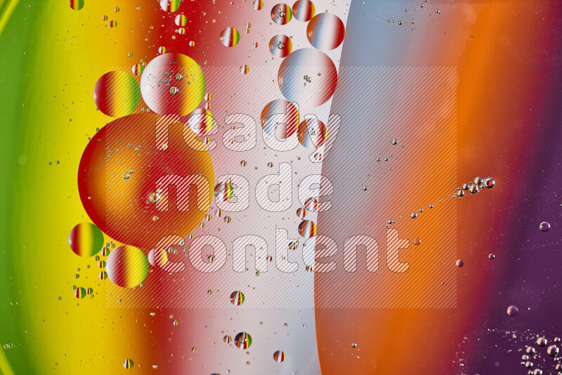 لقطات مقربة لفقاعات من الزيت على سطح الماء بألوان متنوعة