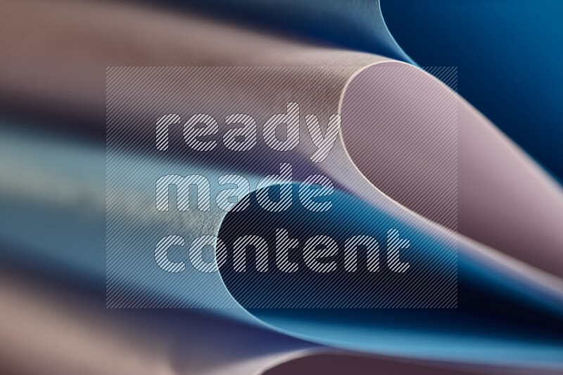 فن تجريدي يعرض المنحنيات المرتبة للأوراق باللون الارجواني والأزرق