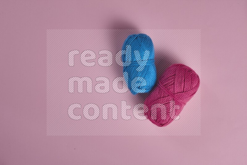 مجموعة من أدوات الخياطة والتفصيل زرقاء اللون على خلفية زهرية