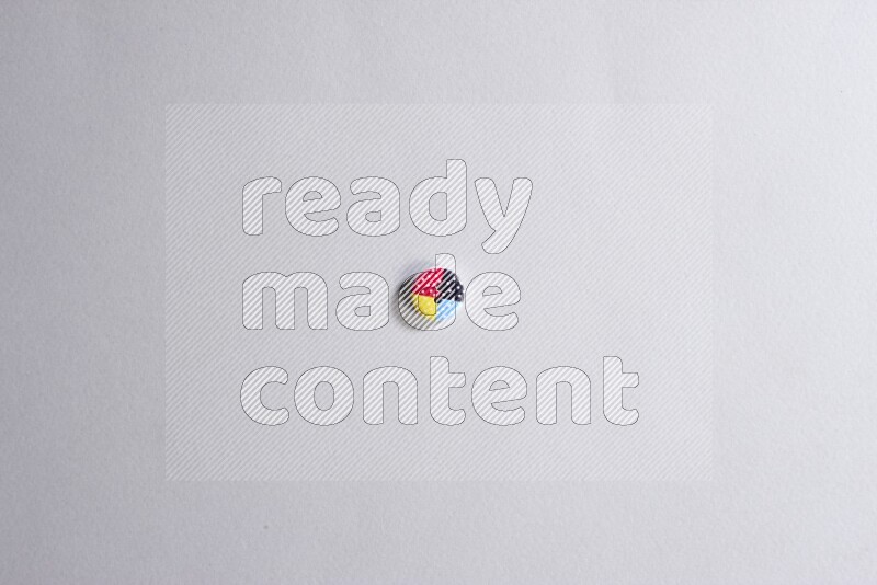 زر واحد ملون على خلفية رمادية