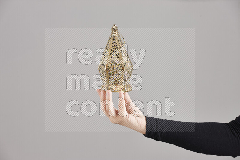 امرأة ترتدي عباءة سوداء تحمل فوانيس رمضانية مختلفة في أوضاع متعددة