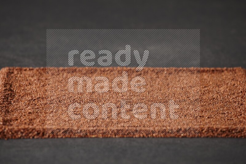 بذور حب الرشاد تملأ الخلفية على أرضية سوداء