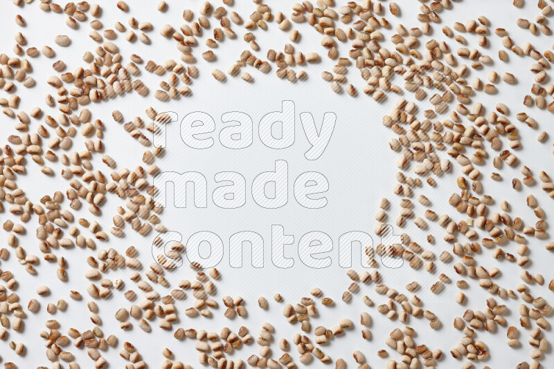 حبوب اللوبياء علي خلفية بيضاء