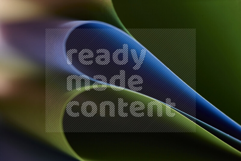 فن تجريدي يعرض المنحنيات المرتبة للأوراق باللون الأزرق والأخضر